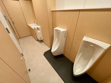 【男性トイレ（小便器×2、個室×1）】 - 【閉店】TIME SHARING 赤坂見附 タク・赤坂ビル 【閉店】B1階の設備の写真