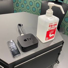 AppleTV・アルコール消毒 - レンタルオフィスビーハイヴ レンタル"会議室"Beehiveヘキサゴンの室内の写真