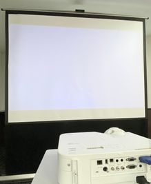 【PARM-CITY131貸会議室　Room4B】100インチスクリーン｜室内中央に移動も可能な可動式スクリーンです｜ - PARM-CITY131貸会議室 仙台｜PARM-CITY131貸会議室　Room4B｜最大30名の設備の写真