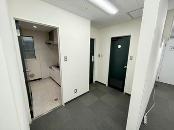 【お手洗いは建物の1階と2階にございます】 - 【閉店】TIME SHARING 渋谷宇田川 1Bの設備の写真