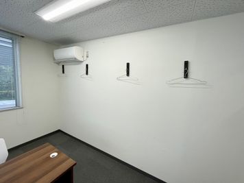 【室内にハンガーも４本ご用意しております】 - 【閉店】TIME SHARING 渋谷宇田川 2Bの室内の写真