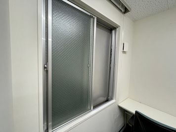 【スペース内の窓は開閉可能です】 - 【閉店】TIME SHARING 渋谷宇田川 ブースGの室内の写真