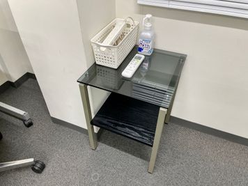 【お部屋内にミニテーブルがあり、除菌スプレーや延長コードを設置しています】 - 【閉店】TIME SHARING 渋谷宇田川 ブースGの室内の写真