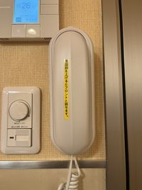 お困りのことがあればこちらの電話でフロントスタッフに問い合わせることが可能 - ゴールドジム千葉ニュータウン ゴールドジムレンタルスタジオの設備の写真