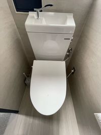 トイレリニューアル済み
（ウォシュレット）
男性の方も座ってのご利用にご協力ください。 - アオトネスト4階コワーキング利用（1名様利用料金） アオトネスト３階 (フロア貸し）の室内の写真