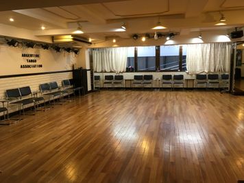 スタジオ床はダンス用床で桜材です。 - アルゼンチンタンゴ協会 ダンススタジオの室内の写真