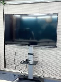 65インチ大型モニター。動かさずに丁寧にお取り扱い下さい。HDMI接続になります。 - 貸し会議室グッドスペース-Blue Mountain-  マンハッタン会議室の室内の写真