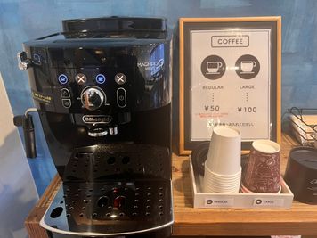 ドリップコーヒーの販売あり
※オーガニック豆を使用 - コワーキングスペースミナト ミーティングルーム（1～8名）の室内の写真