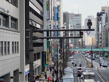 左が渋谷警察、右が渋谷ストリーム - 渋谷明治通りスタジオ＠渋谷駅徒歩1分 byエディターキャンプ 【グリーンバックスタジオ】撮影・会議・オンライン面談利用。の外観の写真