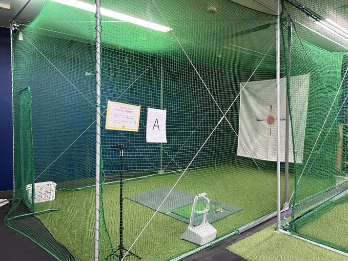 620cm×320cmのスペースでゴルフ練習が行えます。 - ゴールドジム千葉ニュータウン ゴルフレンジAの室内の写真
