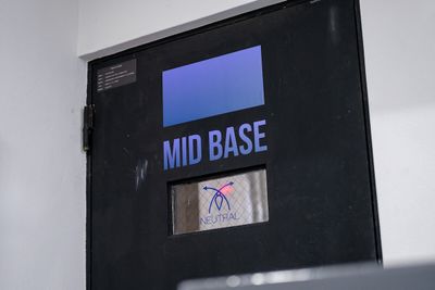 MID BASE 十三本店 MID BASE（ミッドベース） 十三本店の入口の写真