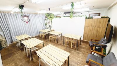 窓側(ロールカーテン)奥からの眺め - ROUGHLABO TECH扇町 セミナー＆会議利用【ROUGH LABO TECH扇町】の室内の写真