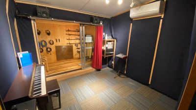 Alt studioのBooth(防音部屋)です。音の反射を抑え、楽器の演奏や発声などに最適化された空間です。 - 音楽スタジオ「alt studio(オルトスタジオ)」  『神保町』セルフレコーディングスタジオ Alt studioの室内の写真