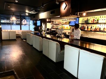 駅チカ！大人な雰囲気のバーでカラオケも楽しめる大型スペース - BAR SEAHORSE