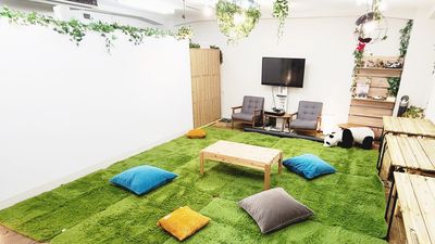 オプションで床変更(カーペット貸出)可能です。
靴を脱いでリラックスしたい、ゴロゴロしたい♪そんなときにオススメです！ - ROUGHLABO TECH扇町 セミナー＆会議利用【ROUGH LABO TECH扇町】の室内の写真