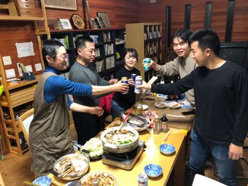 大人数の飲み会やパーティーでも使えます。 - 木の家ゲストハウスフリースペース キッチン付き広々レンタルスペースの室内の写真