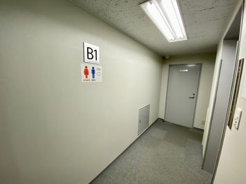 【トイレは会議室がある地下1階フロアのエレベーターを出て右手にございます】 - 【閉店】TIME SHARING 渋谷南平台町 【閉店】B1階のその他の写真