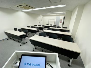 【司会台から全員とコミュニケーションが取れる距離です】 - 【閉店】TIME SHARING 渋谷南平台町 【閉店】B1階の室内の写真