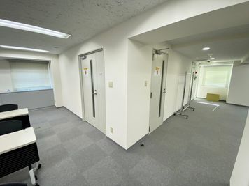 【会議室は2つのドアで出入りが出来るため、入退場やお手洗いへの一時退出がスムーズに行えます】 - 【閉店】TIME SHARING 渋谷南平台町 【閉店】3Aの室内の写真