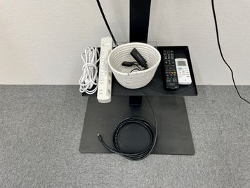 【モニター台に、各種変換機、モニター用リモコン、延長コードなどの細かい備品を置いています】 - 【閉店】TIME SHARING 有楽町 福石ビル 【閉店】5Aの室内の写真