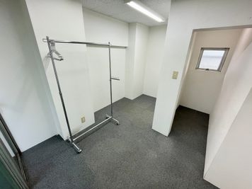 【ハンガーラックをご用意しているので、荷物置き場などに是非ご活用ください】 - 【閉店】TIME SHARING 有楽町 福石ビル 【閉店】5Aの室内の写真