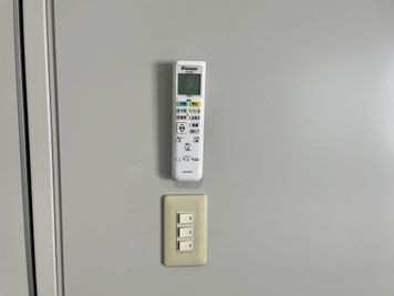 【室内にこのお部屋専用のエアコンがあるので、お好きな室温に調整していただけます】 - テレワークブース新宿御苑前 406の設備の写真