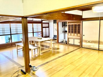 大型テーブルが２台、パイプ椅子も２５脚有ります。 - 神戸リターンハウス 栄駅前の大きなみんなの家　神戸リターンハウス　の室内の写真