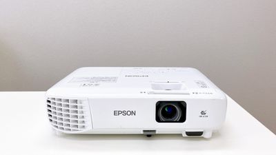 プロジェクター
EPSON EB-WO5 - Colormell（カラメル）恵比寿東口1号店 会議・デスクワーク専用🉐プラン｜〜6名までの少人数利用の設備の写真