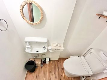 トイレ（２台有り） - コワーキング＆シェアオフィスCOMMUNE泉佐野 貸し会議室の設備の写真