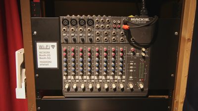 【Booth】防音室に設置してあるスピーカー専用のMixerです。Reverbエフェクトはありません。 - 音楽スタジオ「alt studio(オルトスタジオ)」  『神保町』セルフレコーディングスタジオ Alt studioの室内の写真