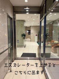 エスカレーターを上がるとこちらに出ます。奥がエントランスロビーです。 - kaon R レンタルサロン　kaonRの入口の写真