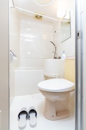 ユニットバス内の設備は、トイレと手洗いシンクのみご利用いただけます。 - SF京都四条烏丸サテライトの室内の写真