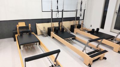 マシングループも可能 - PILATES TIME（四谷三丁目） ピラティスマシン完備のシェアスタジオの室内の写真