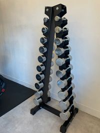 ダンベルタワー(1~10kg) - パーソナルトレーニングジム | GOG 眺めの良いレンタルスペースの室内の写真