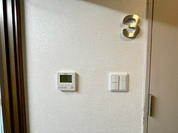 【室内に専用エアコンがあるので温度設定を自由に変更可能です。リモコンは入口ドアを出て左の壁にございます】 - TIME SHARING 三越前 斉丸日本橋ビル 3Aの室内の写真