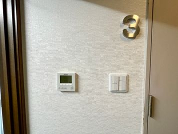 【室内に専用エアコンがあるので温度設定を自由に変更可能です。リモコンは入口ドアを出て左の壁にございます】 - 【閉店】TIME SHARING 三越前 斉丸日本橋ビル 【閉店】3Aの室内の写真