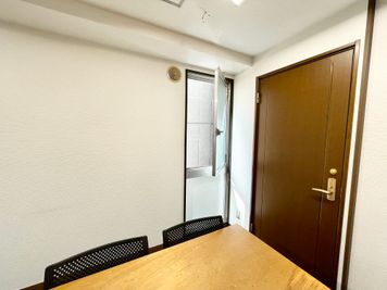 【会議室内の窓を開けて換気可能です】 - TIME SHARING 三越前 斉丸日本橋ビル 3Aの室内の写真