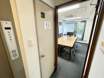 【トイレは会議室を出てすぐ左にございます】 - TIME SHARING 三越前 斉丸日本橋ビル 3Aの室内の写真