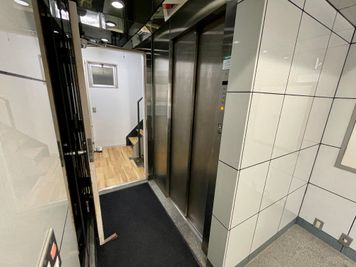 【エレベーター混雑時は、階段で1階から各階へアクセス可能です】 - TIME SHARING 三越前 斉丸日本橋ビル 3Aの室内の写真