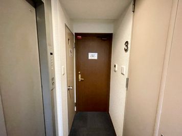 【エレベーターで3階まで上がり、すぐ左手に会議室の入口ドアがございます】 - TIME SHARING 三越前 斉丸日本橋ビル 3Aの室内の写真