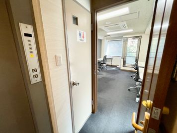 【トイレは会議室を出てすぐ左にございます】 - 【閉店】TIME SHARING 三越前 斉丸日本橋ビル 【閉店】4Aの室内の写真