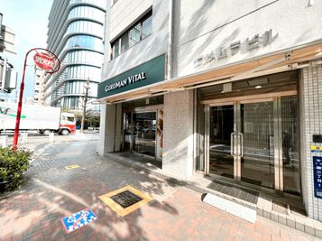 ウメムラビル建物入り口 - 名古屋会議室 ウメムラビル錦中央店 第1会議室（セルフ設営)の外観の写真