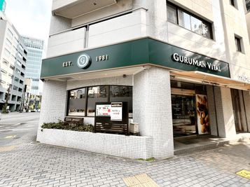 十字路の角地に立地 - 名古屋会議室 ウメムラビル錦中央店 第1会議室（セルフ設営)の外観の写真