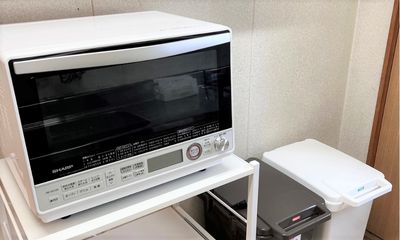 キッチンもお使いいただけます。冷蔵庫、電子レンジ完備。 - レンタルサロン　ミエット 洋室サロンルーム【レンタルサロンミエット】の設備の写真