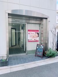 こちらの建物入口からお入りください。 - minoriba_自由が丘奥沢五丁目店 レンタルサロンの入口の写真