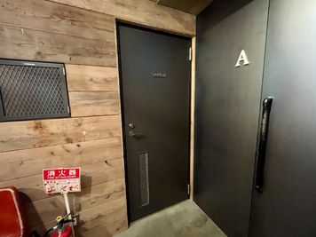 【廊下内・8A会議室の横には、他のお部屋と共用の男女共用トイレがございます】 - TIME SHARING 田町赤羽橋 8Aの室内の写真