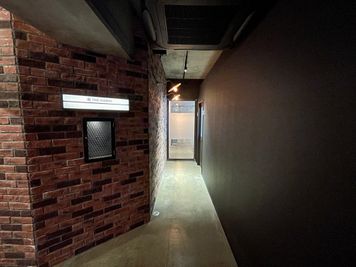 【右側の廊下を進むと「8C」会議室です】 - TIME SHARING 田町赤羽橋 8Cの室内の写真