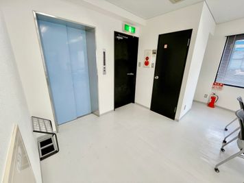 【トイレは会議室後方、エレベーター横にございます】 - TIME SHARING 水道橋 三崎町TSビル 4Fの室内の写真