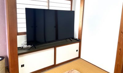 大きなモニターはネットワークにつながっております。YouTubeなどみんなで視聴することができます。 - レンタルサロン　ミエット 和室ルーム【レンタルサロンミエット】の設備の写真