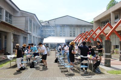 中庭。BBQでのご利用も人気です。食材、ドリンク持ち込みOK！代行手配も喜んでお承りいたします。 - 仲間と泊まる学校　ちょうなん西小の設備の写真